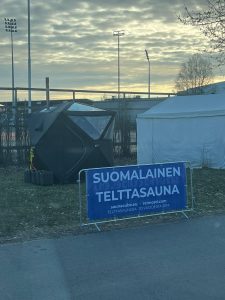Saunacube markkinoi telttasaunaansa suomalaisena, vaikka kyseessä on kiinalainen tuote.
